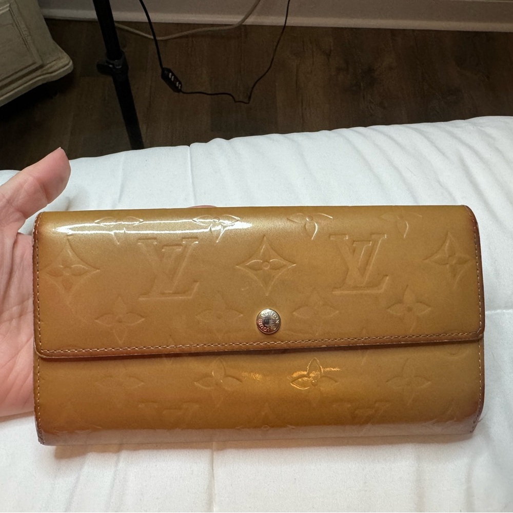 Louis Vuitton Beige Monogram Vernis Sarah Wallet